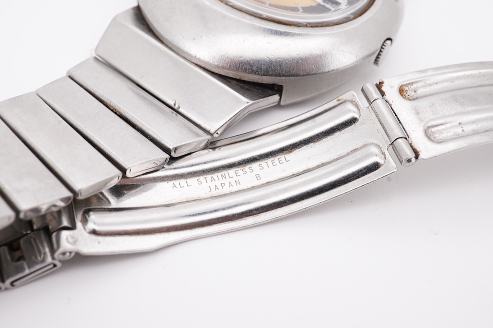 A gentleman's steel Seiko 5 Automatic wrist watch, with oval dial, baton numerals and date aperture, case diameter 40mm, case back numbered 228258, on a stainless steel Seiko bracelet(a.f.), no box or papers. Condition -